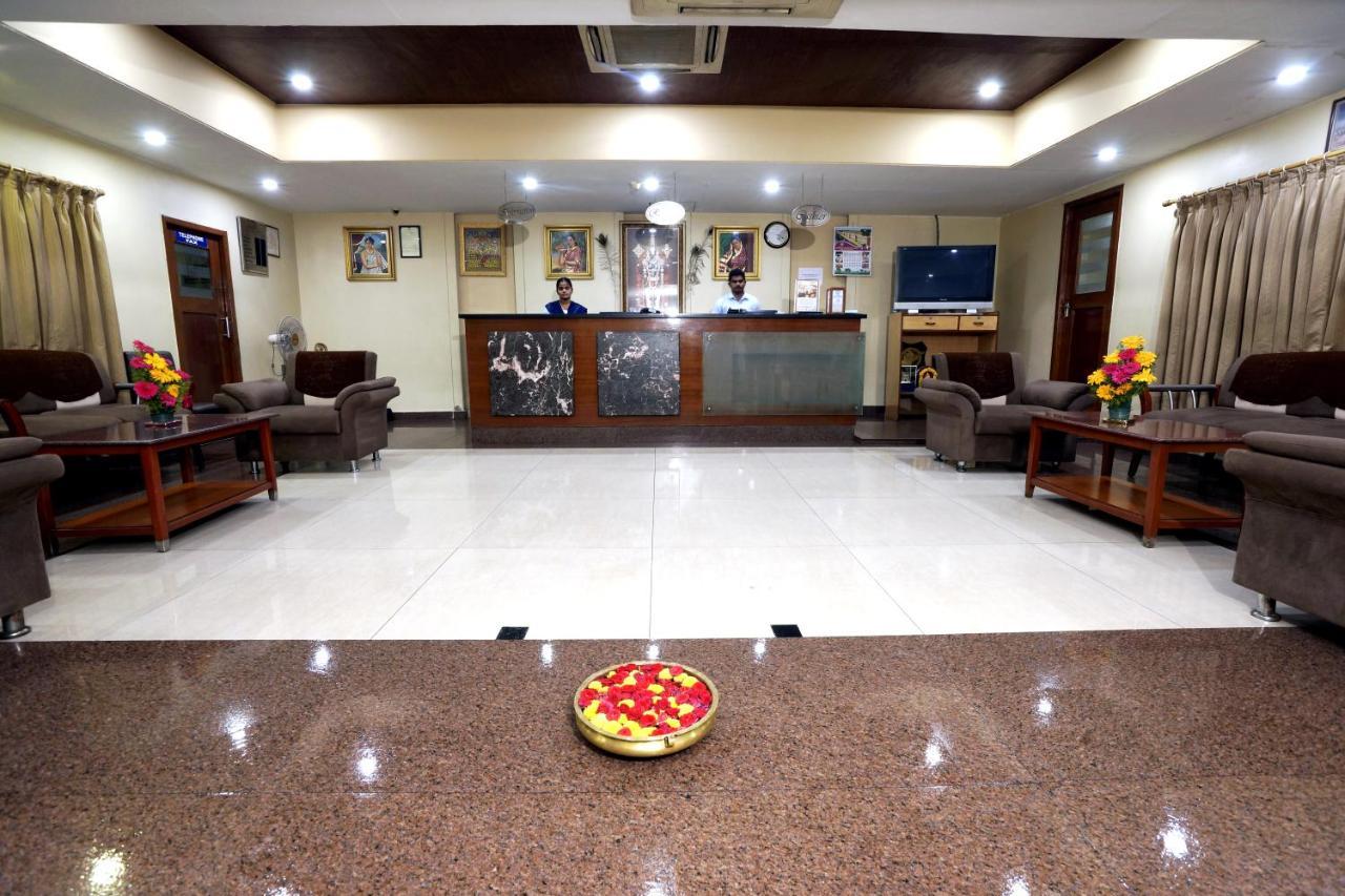 Geetha Regency Hotel คุนตูร์ ภายนอก รูปภาพ