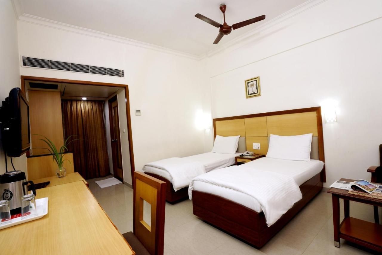 Geetha Regency Hotel คุนตูร์ ภายนอก รูปภาพ