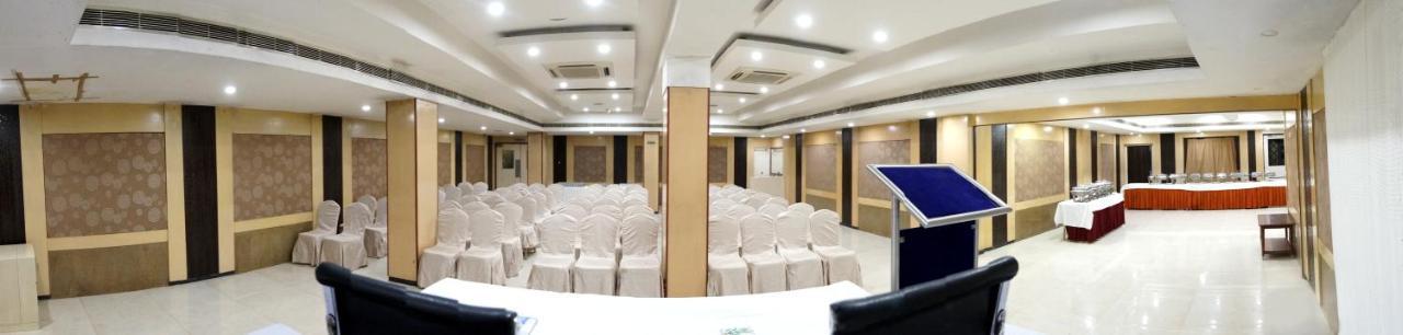 Geetha Regency Hotel คุนตูร์ ภายนอก รูปภาพ